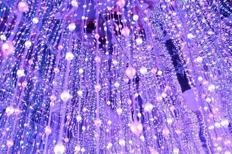 Иммерсивная комната кристаллов света в teamLab Planets в Токио