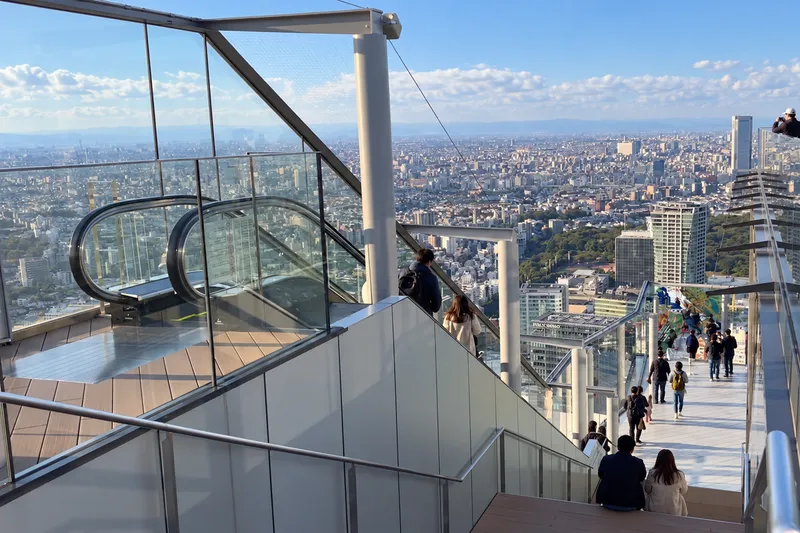 Смотровая площадка SHIBUYA SKY на крыше с панорамой Токио, стеклянные ограждения и эскалатор