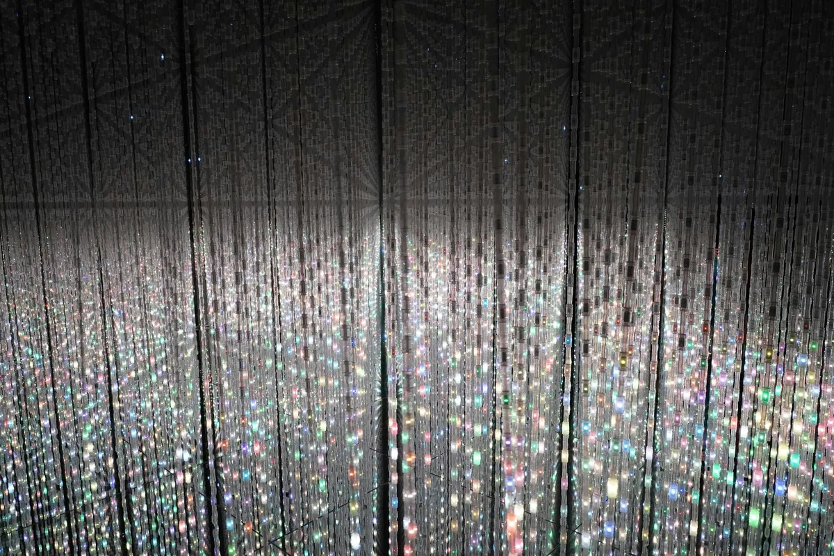 Световая инсталляция с бесконечными кристаллами в музее teamLab Planets в Токио