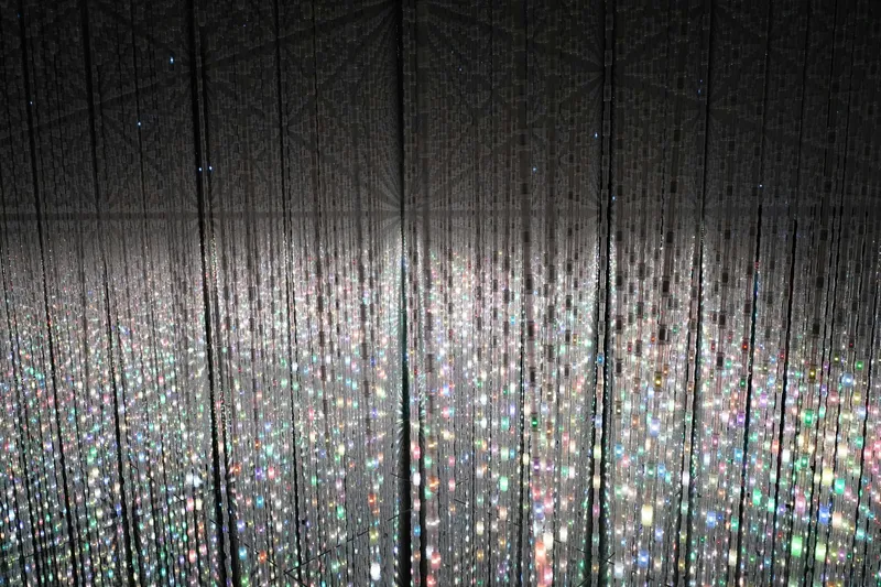 Световая инсталляция с бесконечными кристаллами в музее teamLab Planets в Токио