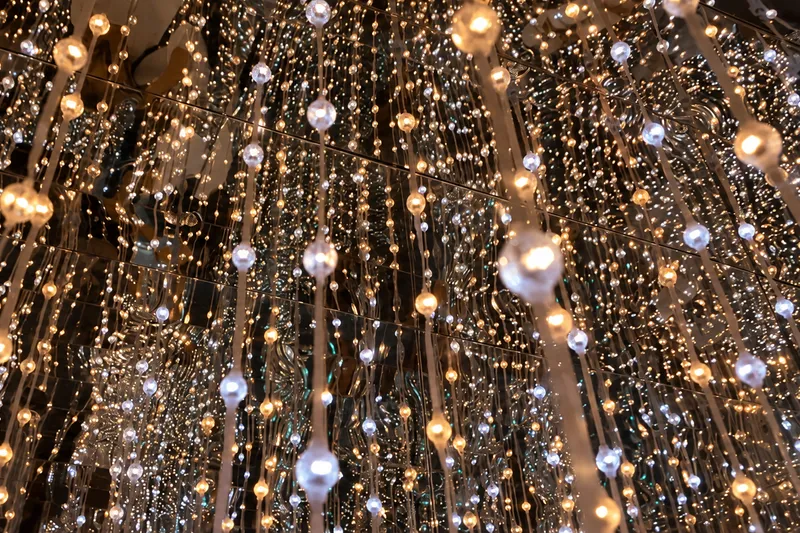 Зеркальная инсталляция с мерцающими кристаллами в teamLab Planets TOKYO