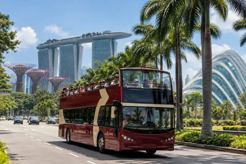 Экскурсионный автобус у Supertree Grove и Marina Bay Sands в Сингапуре